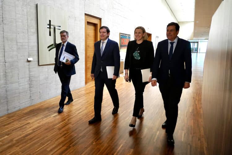 Continúan las negociaciones del PP para formar gobierno 1 El Presidente del PPCyL, camino a la mesa de negociaciones. / Leticia Pérez