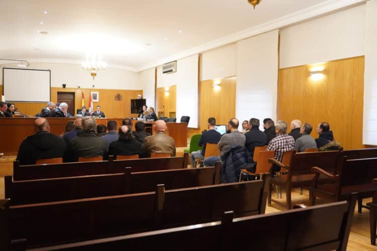 Sesión del juicio contra trabajadores de la funeraria El Salvador por veinte años de estafas con los ataúdes. / Leticia Pérez