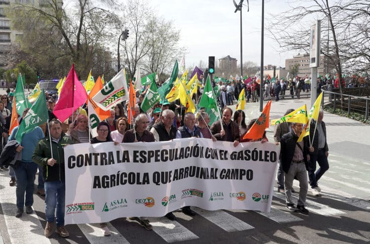 Manifestación de Asaja, UCCL y UPA y COAG en Valladolid. / Rubén Cacho