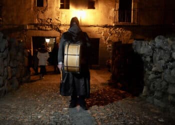 La procesión de Los Negros sale en penumbra y a una distancia de 30 metros entre cada uno de sus miembros. / Eduardo Margareto