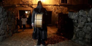 La procesión de Los Negros sale en penumbra y a una distancia de 30 metros entre cada uno de sus miembros. / Eduardo Margareto