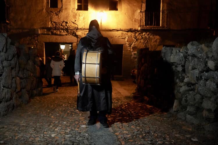 La procesión de Los Negros sale en penumbra y a una distancia de 30 metros entre cada uno de sus miembros. / Eduardo Margareto