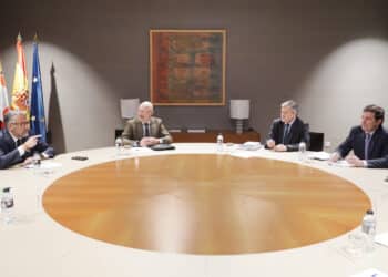 Reunión entre Carlos Pollán (Vox) y Alfonso Fernández Mañueco (PP), acompañados de representantes de ambos partidos. / Rubén Cacho