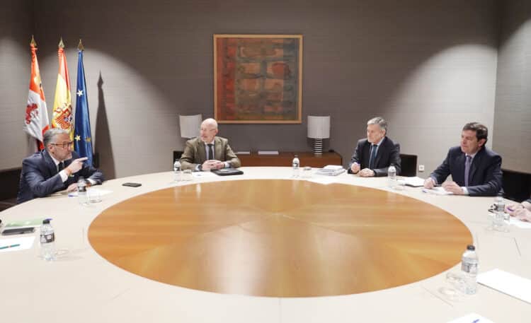 Reunión entre Carlos Pollán (Vox) y Alfonso Fernández Mañueco (PP), acompañados de representantes de ambos partidos. / Rubén Cacho