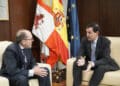 Reunión entre el nuevo consejero delegado de Azucarera, Pablo Puerta, y el Presidente de la Junta. / Rubén Cacho