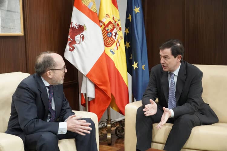 Junta y Azucarera acuerdan fortalecer las plantas de Toro, Benavente y Miranda de Ebro 1 Reunión entre el nuevo consejero delegado de Azucarera, Pablo Puerta, y el Presidente de la Junta. / Rubén Cacho