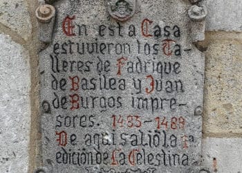 Placa que recuerda la situación de la imprenta de Fadrique de Basilea. / Ricardo Ordóñez