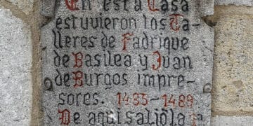 Placa que recuerda la situación de la imprenta de Fadrique de Basilea. / Ricardo Ordóñez