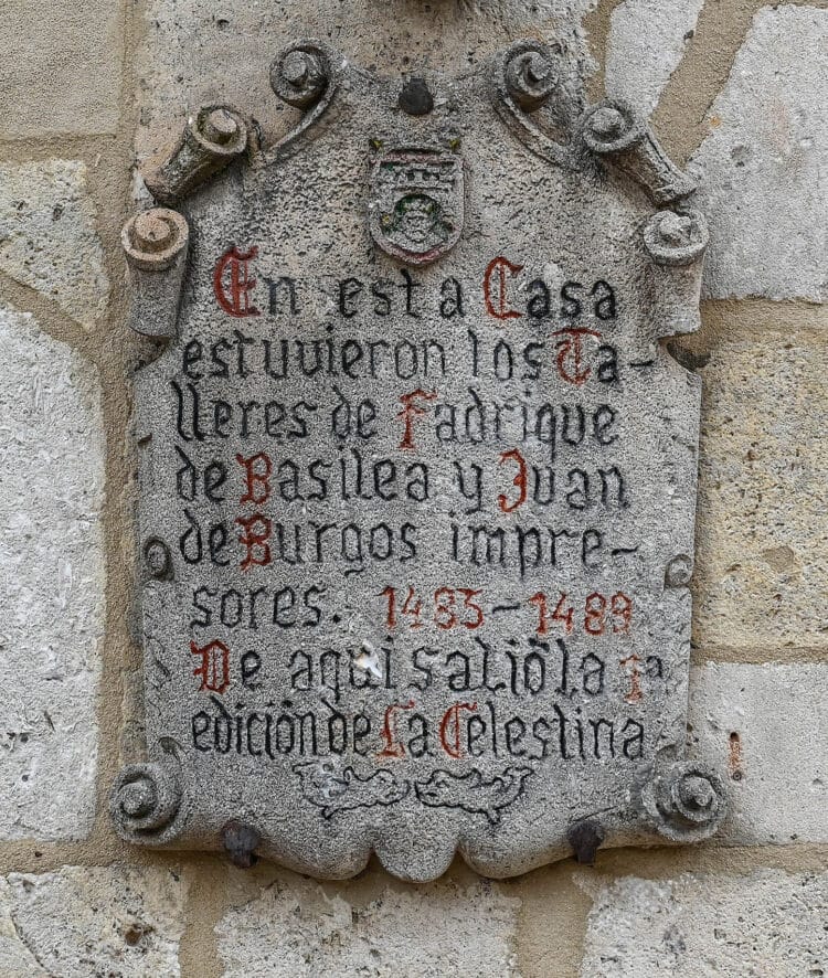 Placa que recuerda la situación de la imprenta de Fadrique de Basilea. / Ricardo Ordóñez
