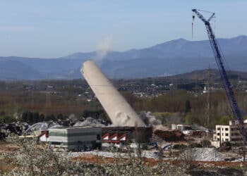 Trescientos sesenta y cinco kilos de explosivos acabaron hoy con la última torre que simbolizaba el pasado industrial de El Bierzo. / César Sánchez