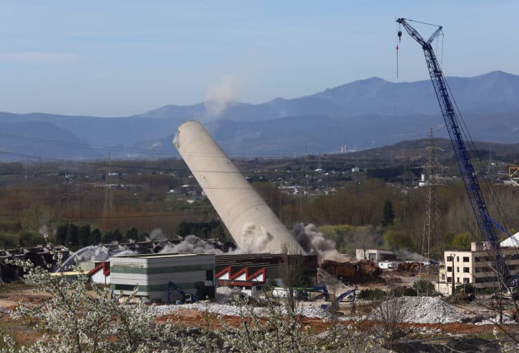 Trescientos sesenta y cinco kilos de explosivos acabaron hoy con la última torre que simbolizaba el pasado industrial de El Bierzo. / César Sánchez