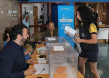 La solicitud puede realizarse forma telemática en la web de Correos o presencialmente en cualquier oficina postal. / Brágimo