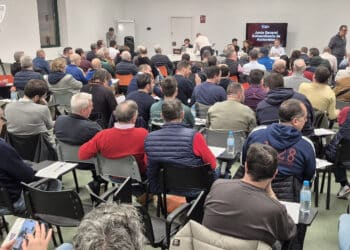 Una de las sesiones de la Gimnástica Segoviana en el Centro Cívico Nueva Segovia./ JUAN MARTÍN-G. SEGOVIANA