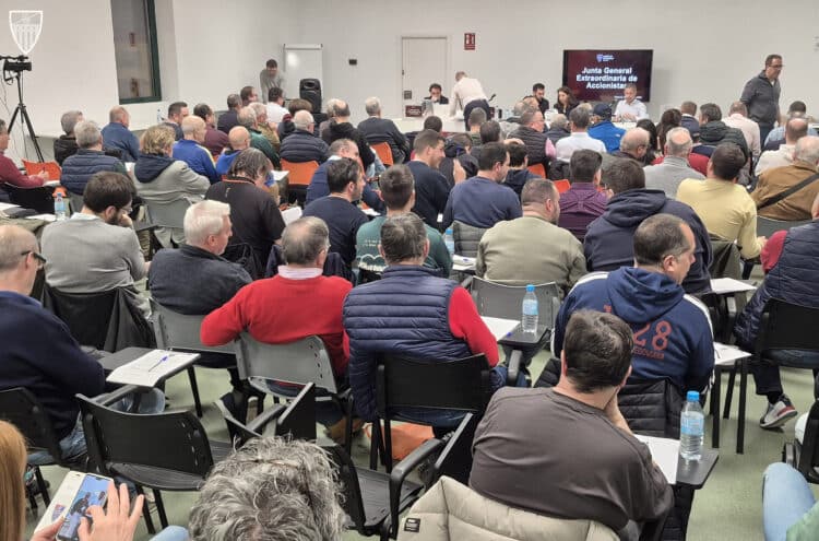 Una de las sesiones de la Gimnástica Segoviana en el Centro Cívico Nueva Segovia./ JUAN MARTÍN-G. SEGOVIANA