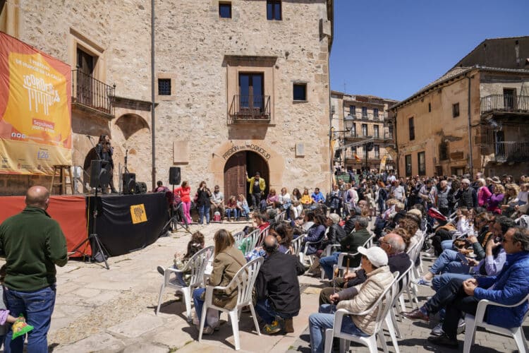 El Festival de Humor en la Calle de Sepúlveda anuncia los finalistas del concurso de monólogos 'Tartera de Barro' 1 Festival de Humor en la Calle Corderitititito en ediciones anteriores / E.A.