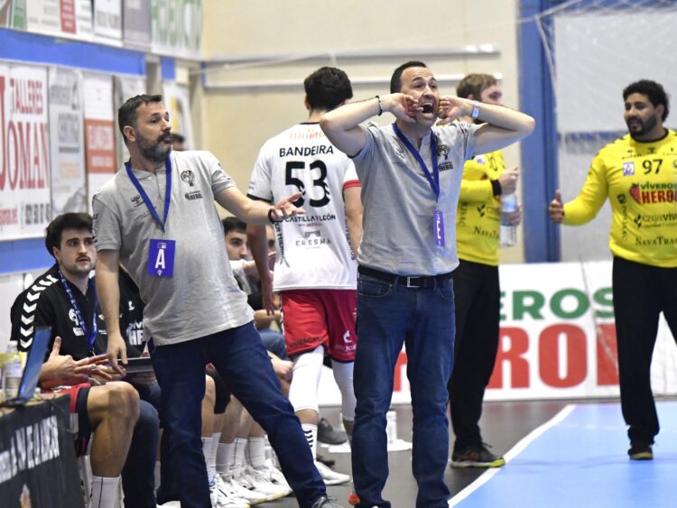 Carlos Villagrán ordena a sus hombres desde el banquillo del Viveros Herol Nava./ AMADOR MARUGÁN