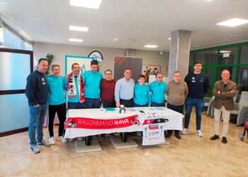 Foto de familia de los miembros de la Fundación Personas y Apadefim junto a los integrantes del Balonmano Nava./ J.M.