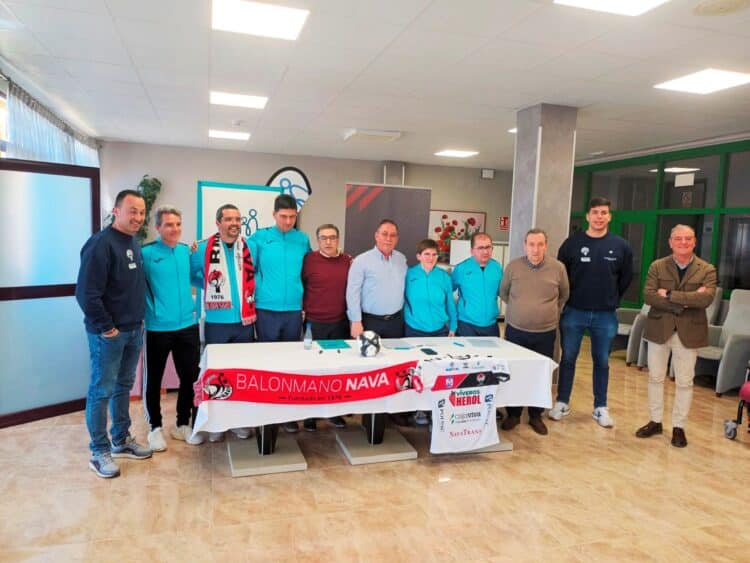 Foto de familia de los miembros de la Fundación Personas y Apadefim junto a los integrantes del Balonmano Nava./ J.M.