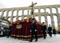 Procesión del Cristo en su Última Palabra, de la cofradía de San Millán desfilando el Jueves Santo bajo el Acueducto. / El Adelantado