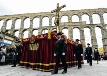 Procesión del Cristo en su Última Palabra, de la cofradía de San Millán desfilando el Jueves Santo bajo el Acueducto. / El Adelantado