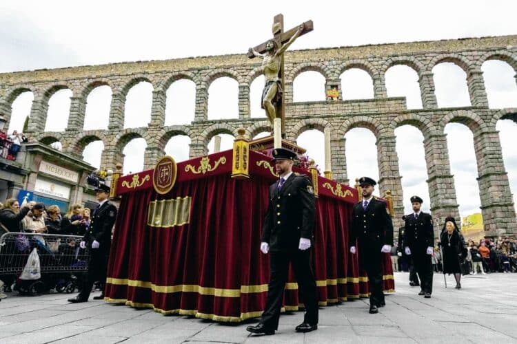 Guía práctica para no perderse nada en la Semana Santa segoviana 2026 1 Procesión del Cristo en su Última Palabra, de la cofradía de San Millán desfilando el Jueves Santo bajo el Acueducto. / El Adelantado