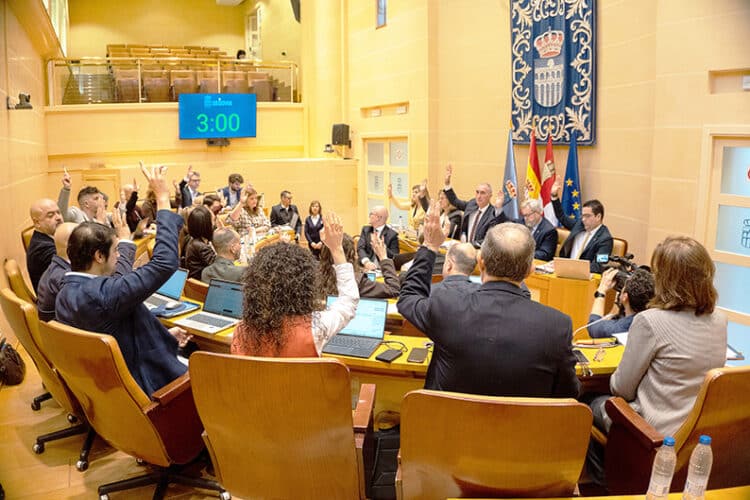 El Pleno segoviano vota a mano alzada./ HÉCTOR CRIADO