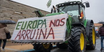 Uno de los tractores que participó en las protestas del pasado febrero en la Vía Roma de Segovia./ HÉCTOR CRIADO