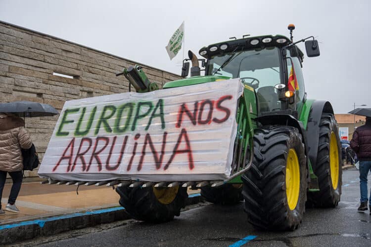 El acuerdo UE-Mercosur, otro golpe para el sector agroalimentario segoviano 1 Uno de los tractores que participó en las protestas del pasado febrero en la Vía Roma de Segovia./ HÉCTOR CRIADO