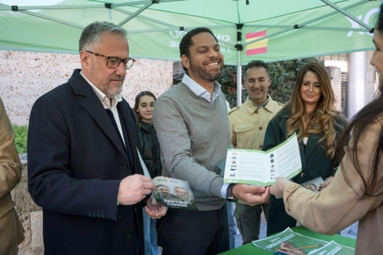 Vox llama al cambio y critica el bipartidismo durante su campaña 1 Garriga y Pollán durante el acto/HÉCTOR CRIADO