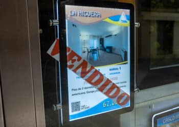 Los anuncios duran muy poco en los escaparates de las inmobiliarias./HÉCTOR CRIADO