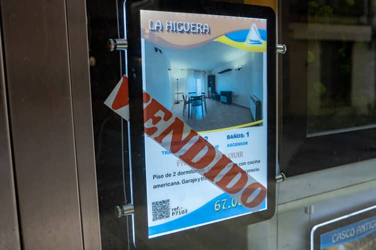 Los anuncios duran muy poco en los escaparates de las inmobiliarias./HÉCTOR CRIADO