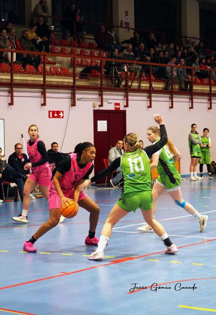 Sasha Williams, en el uno contra uno frente a una rival./ JESÚS GÓMEZ CASADO