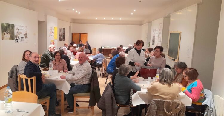 Cáritas organiza una cata solidaria en la parroquia de Cantimpalos 1 Cata solidaria en Cantimpalos. /LOURDES MATARRANZ