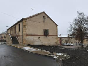 Vista de la Plaza de La Constitución desde la parte trasera del edificio del Centro Cívico de Hontoria.