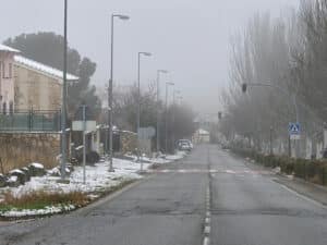 La carretera comarcal atraviesa la población.