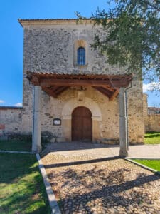 Oteros, vaguadas y valles (II) 9 Soportal y puerta de entrada a la iglesia de San Sebastián