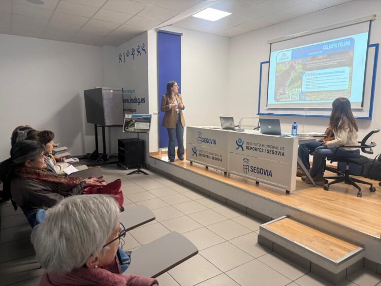 Segovia refuerza el cuidado de sus colonias felinas 1 Voluntarios en la formación. /AYUNTAMIENTO DE SEGOVIA