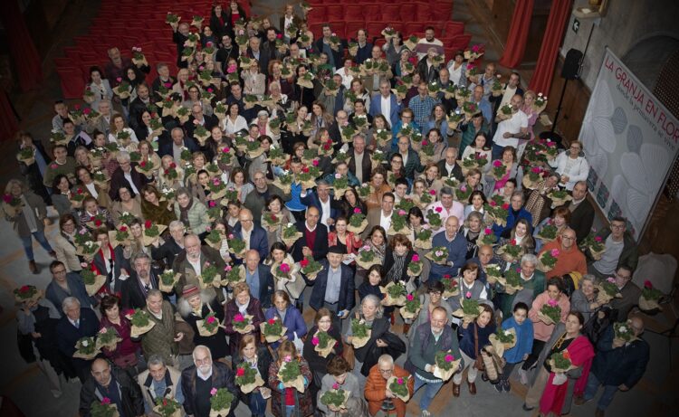 Participantes en el acto muestran sus geranios/AYUNTAMIENTO DEL REAL SITIO DE SAN ILDEFONSO