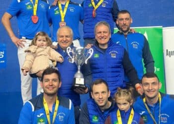 El Puertas Bamar SL, con Carlos Baeza, celebra el título en Íscar./CP VALLELADO