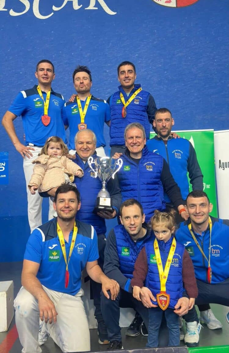 El Puertas Bamar SL, con Carlos Baeza, celebra el título en Íscar./CP VALLELADO