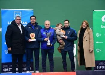 Carlos Baeza posa junto a su compañero con el trofeo tras conquistar la Copa del Rey en Pamplona./CP VALLELADO