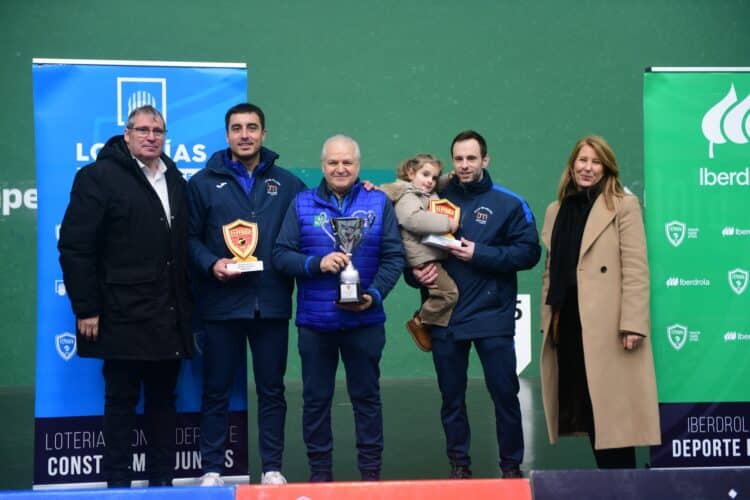 Carlos Baeza posa junto a su compañero con el trofeo tras conquistar la Copa del Rey en Pamplona./CP VALLELADO