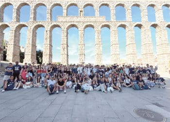 Alumnos participantes en la edición del año pasado, posando a los pies del Acueducto romano de Segovia. / IEU