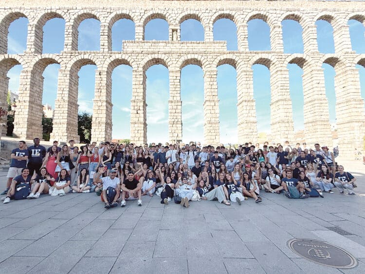 Alumnos participantes en la edición del año pasado, posando a los pies del Acueducto romano de Segovia. / IEU