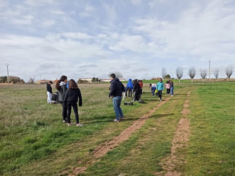 Alumnos del ‘IES Sierra de Ayllón’ durante la plantación de árboles / JCYL
