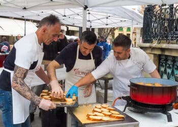 Preparación de torrijas durante el año pasado para el evento de Autismo Segovia. / HÉCTOR CRIADO