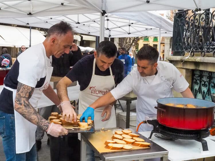 Preparación de torrijas durante el año pasado para el evento de Autismo Segovia. / HÉCTOR CRIADO
