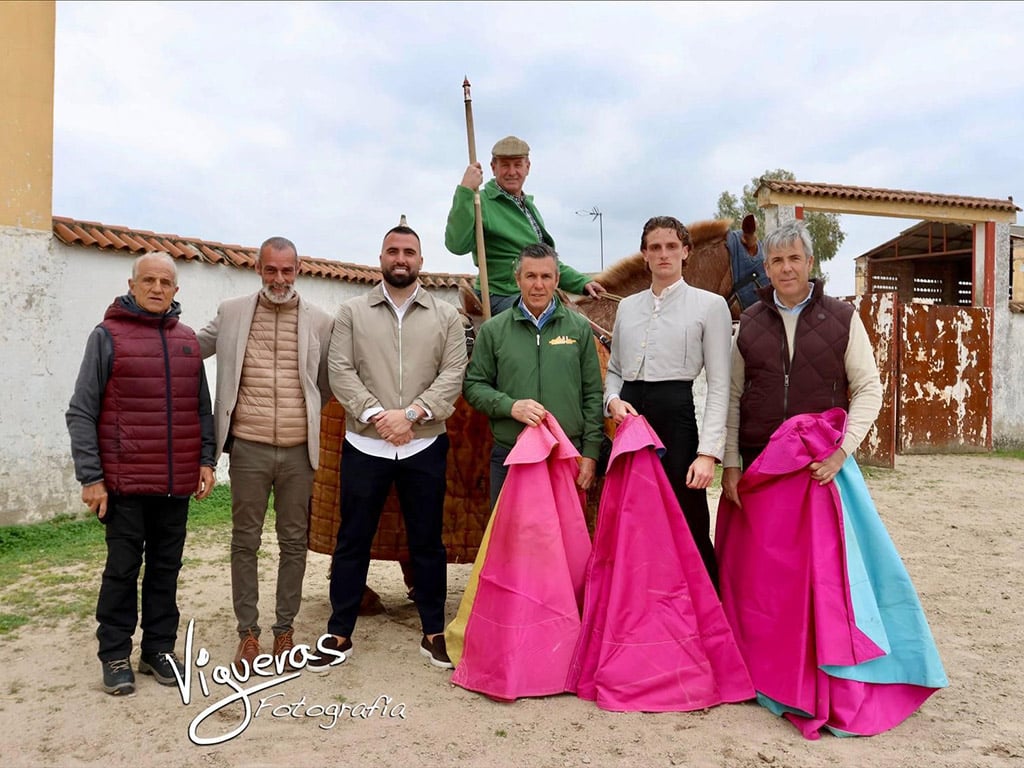 Borja Escudero y Emilio de Frutos, junto a José Miguel Arroyo 'Joselito'. / VIGUERAS FOTOGRAFÍA