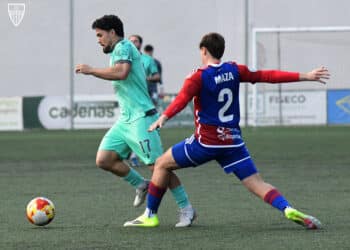 Rubén puga con un rival en un instante de encuentro entre Segoviana y Langreo./J.MARTÍN-G. SEGOVIANA