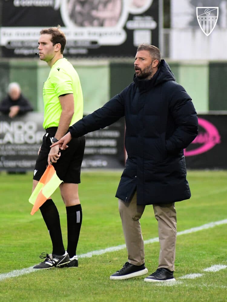Joaquín Gómez en un instante de encuentro entre Segoviana y Marino de Luanco./J.MARTÍNG-.SEGOVIANA